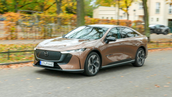 Mit 190 kW bietet der Mazda 6e genügend Leistung, um komfortabel voranzukommen. Ab Tempo 120 fährt sich der Wagen aber nicht mehr sonderlich flott. (Bild: Martin Wolf/Golem)